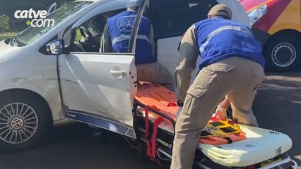 Mulher fica ferida em acidente de trânsito no Centro Batida foi entre veículos Up e Tucson