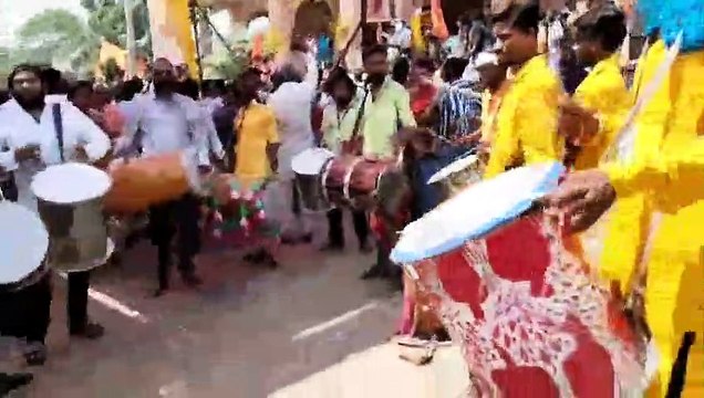 बागेश्वर धाम के धीरन्द्र शास्त्री के दर्शन को उमड़ा सैलाब झलक पाने के बेताब दिखे लोग