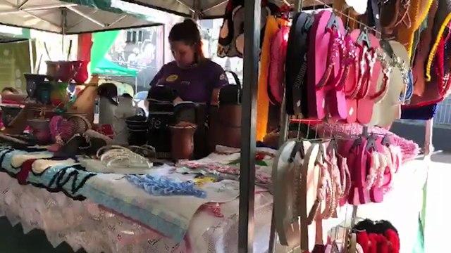 Cascavelenses aproveitam o domingo ensolarado para visitar a Feira do Teatro