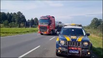 BR-277 em Balsa Nova segue interditada na manhã deste domingo (03) Equipes trabalham na liberação da rodovia após engavetamento de veículos no sábado (02)