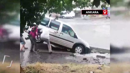 Ankara’da çöken yola otomobil düştü