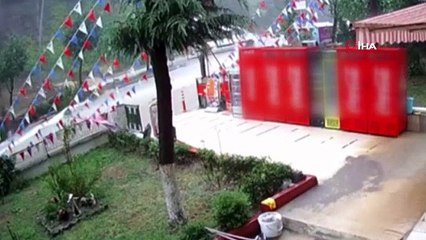 Sel sularına kapılan vatandaşların ölümden döndüğü anlar böyle kaydedildi