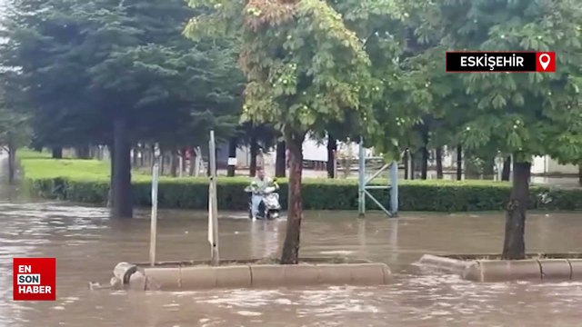 Eskişehir'de sağanak yağış: 30 dakikada yollar göle döndü