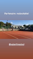 Valentine Sled joue au tennis avec sa mère, Sophie Davant.