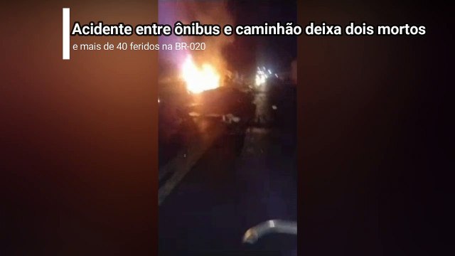 Duas pessoas morrem e 23 ficam feridas em acidente entre ônibus e caminhão na BR-020, em Formosa-MG