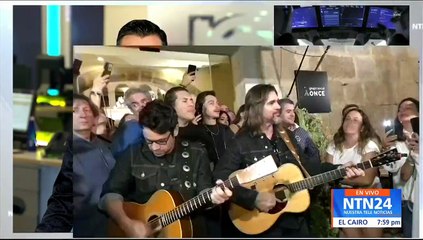 Juanes canta en la puerta de su hotel luego de que su concierto se suspendiera por lluvias en España