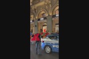 Sainz derubato dell'orologio a Milano: pilota Ferrari rincorre e blocca rapinatori - Video
