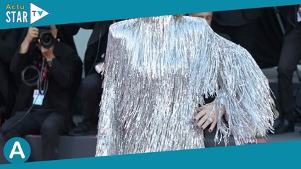 Isabelle Huppert ose un look très original à la Mostra de Venise  l'actrice éblouissante dans sa ro