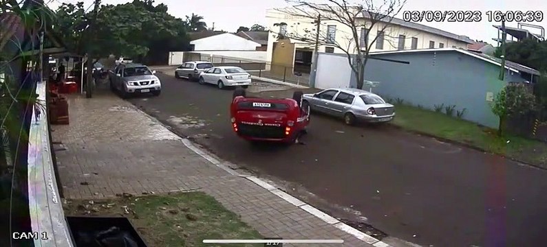 Câmeras de segurança registram acidente seguido de capotamento no Esmeralda