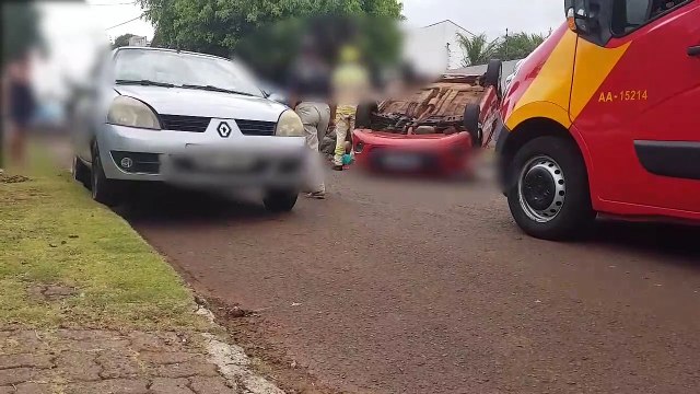 Mulher fica ferida em capotamento na Rua Onix no Esmeralda