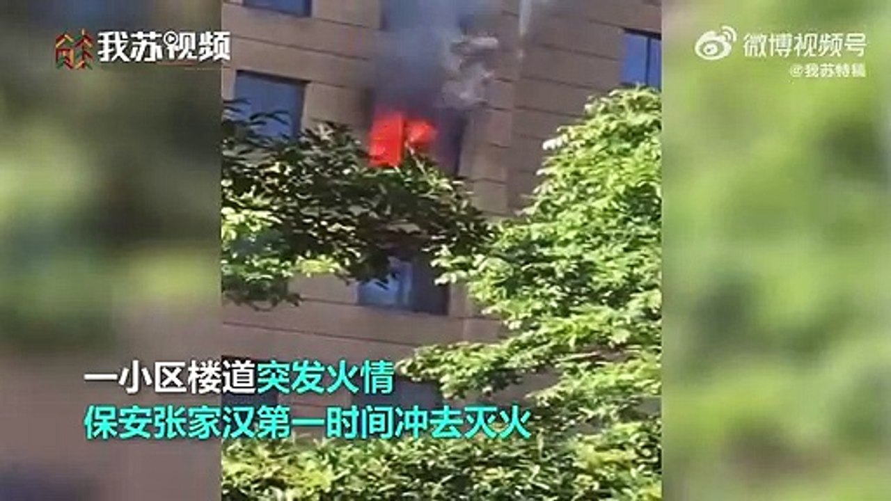 70岁保安冲入火场救火 被灼成“雕像” 全身熏黑