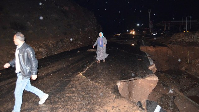 Sel sonrası yol yarıldı