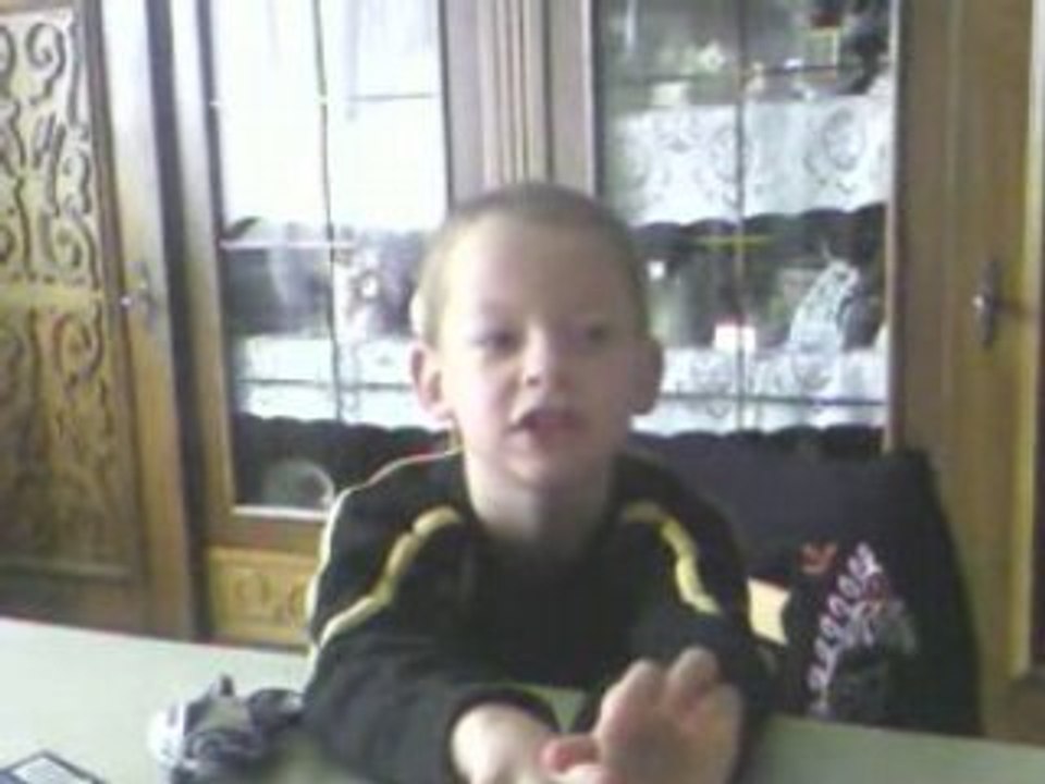 Mon pti cousin ki chante une chanson d'école