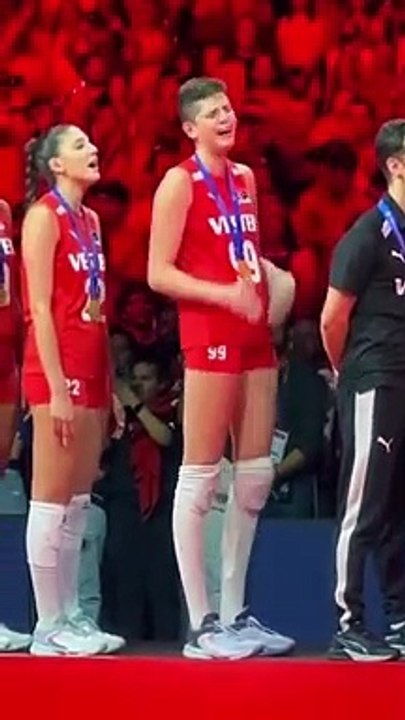 Ebrar Karakurt, İstiklal Marşı okunurken gözyaşlarına hakim olamadı