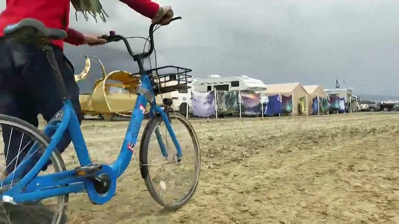 Burning-man-festival: chaos nach heftigem regen in wüste in nevada