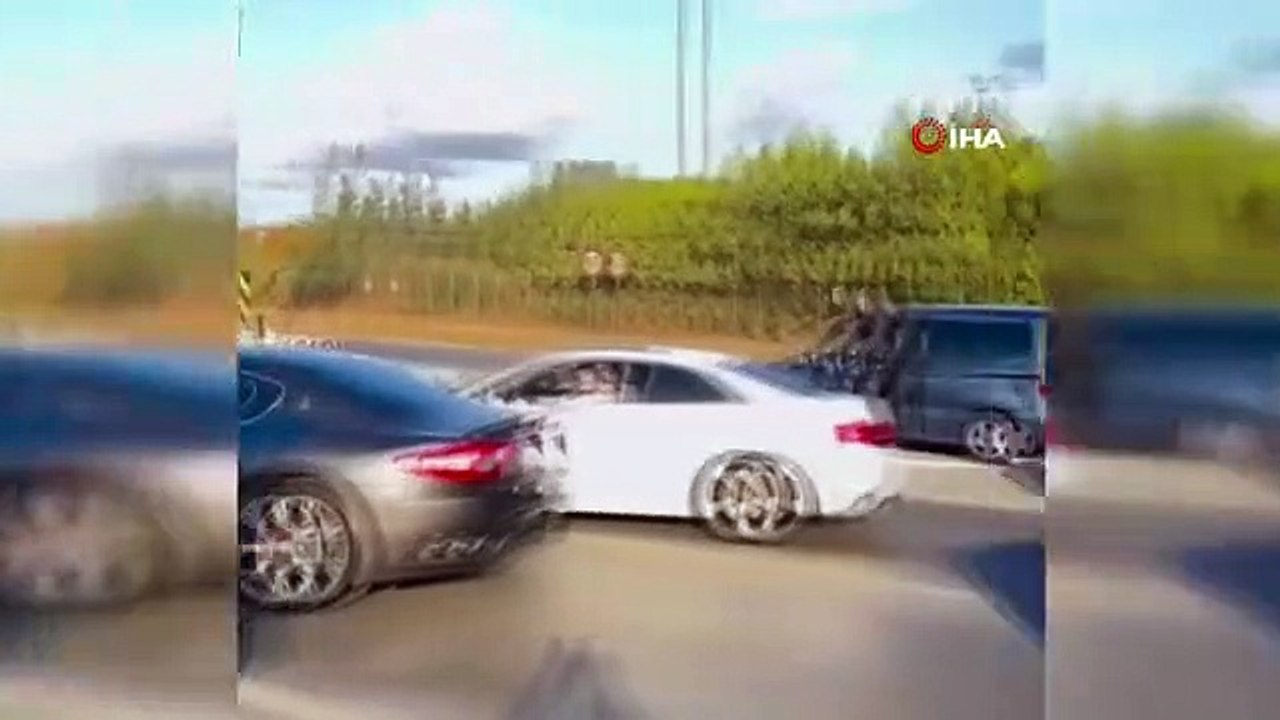 Les chauffeurs du convoi de mariage ont coupé la route et dérivé à Istanbul