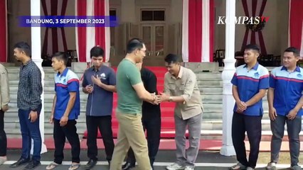 Momen Ridwan Kamil Berkemas Tinggalkan Rumah Dinas Ditemani Istri