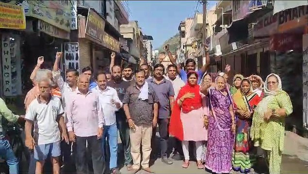 जनप्रतिनि​​धि वोट मांगने के लिए नहीं आएं, लोगों में आक्रोश, देखें वीडियो...