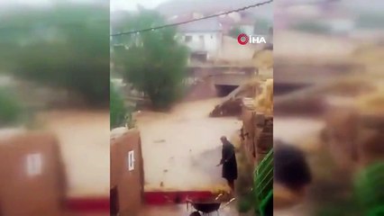 Sel suları kamyonu sürükledi, panik anları kameralara yansıdı
