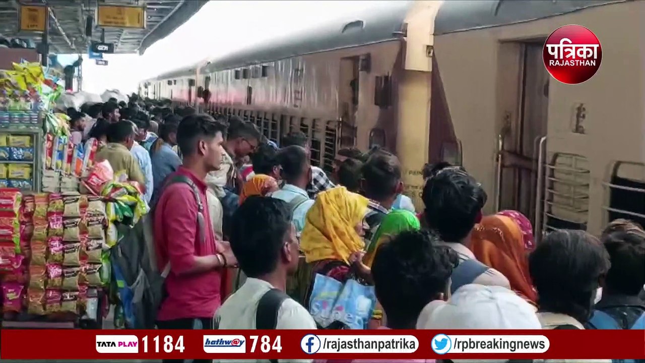 जंक्शन पर अवैध वेंडर्स की घुसपैठ...बेरोक-टोक ट्रेनों में बेच रहे खाना