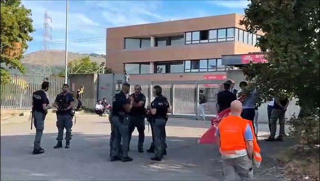 Mondo Convenienza, sgomberato il presidio dei lavoratori