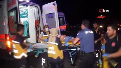 Otomobil canlı tavuk yüklü tıra çarptı: 2’si ağır 5 yaralı