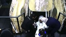 لحظة خروج رائد الفضاء الإماراتي سلطان النيادي من المركبة دراغون