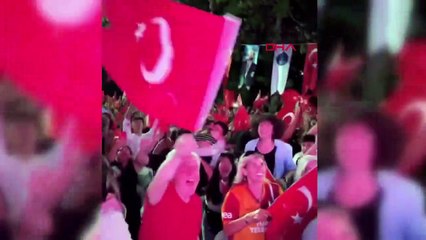 La victoire historique des Sultans du Net a fait descendre dans la rue toute la Turquie