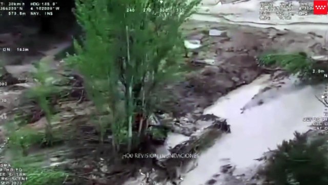 Imágenes del helicóptero de los Bomberos de la Comunidad de Madrid en las que se observa la crecida del río Alberche.