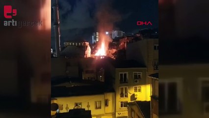 Beyoğlu'nda 2 katlı metruk bina alev alev yandı