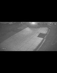 Câmera flagra invasão de carro em loja na Ponta Verde