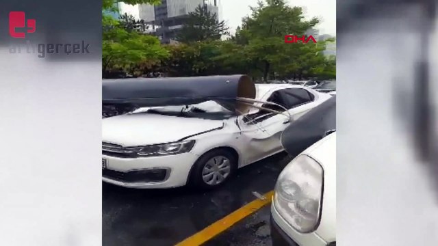 Uçağın yedek yakıt kartı araçların üstüne düştü