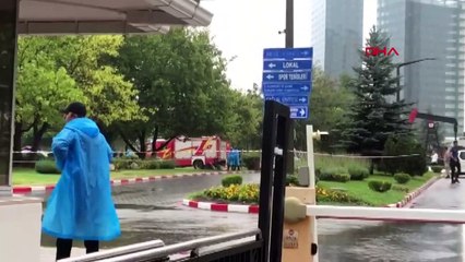 Dernière minute： Une partie de l'avion de combat F-4 survolant le ciel d'Ankara est tombée dans un parking ouvert