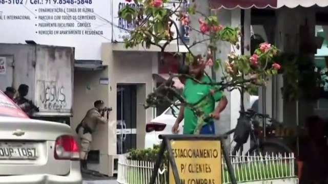 Equipe da TV Record Itapoan flagra tiroteio na entrada do Alto das Pombas