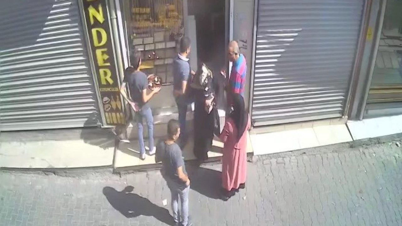 Kuyumcudan hem hırsızlık hem de alışveriş yaptı