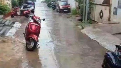 మేడ్చల్: ఎడతెరిపి లేకుండా వర్షం.. రోడ్లన్నీ జలమయం..!