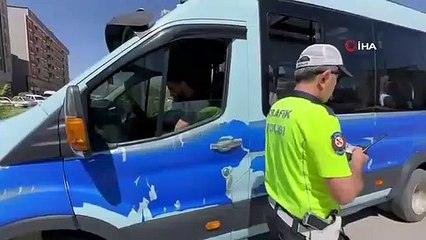 Véhicules de transport public inspectés à Hakkari Yüksekova