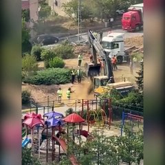 Kepçe operatörü yıkıma direnen site yöneticisinin kafasından aşağı toprak döktü!