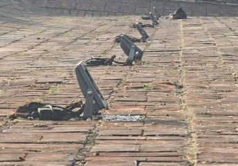 Điều tra nhóm đối tượng đập vỡ nhiều đèn chiếu sáng tại Kỳ đài Huế