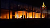 Incendio a Catania in un edificio abbandonato e rifugio di senzatetto