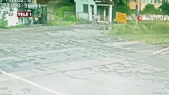 Hemzemin geçitten geçmeye çalışan araca tren çarptı! Sürücü ağır yaralı