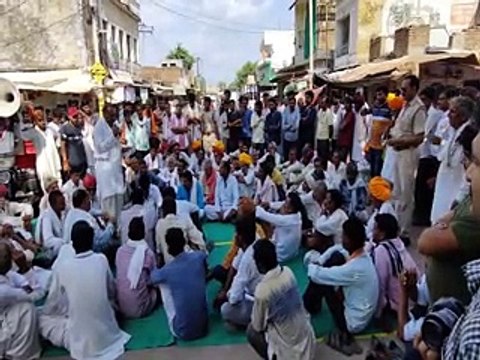 फसल बीमा योजना के नियमों में बदलाव, किसानों का फूटा गुस्सा, किया प्रदर्शन-video