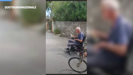 Castel Volturno: il Comune non ripara le buche, ci pensa il signor Alfredo in carrozzina