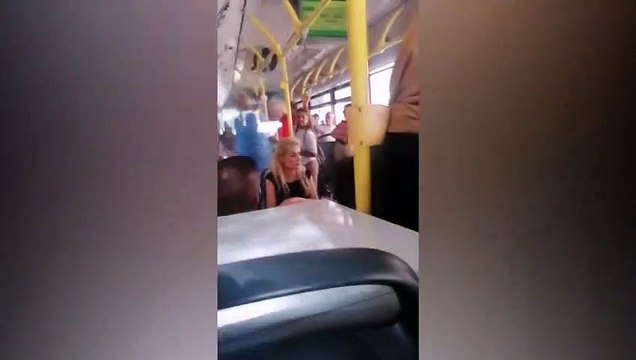 La femme qui a fait une dépression nerveuse dans le bus a crié Vous ne pouvez pas faire de mon pays un pays lesbien .