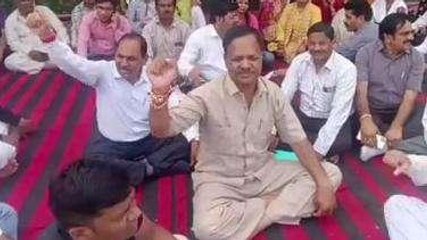 देवास: पटवारीयो की हड़ताल का राजस्व निरीक्षक संघ ने किया समर्थन