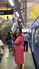 Trem do metrô de Salvador apresenta falha e passageiros são obrigados a descer