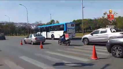 Colisão no eixo monumental deixa uma pessoa ferida e danifica semáforo