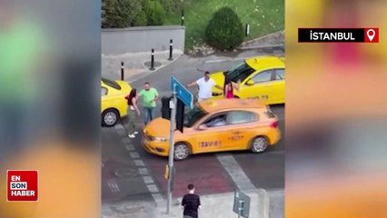 Beyoğlu'nda yabancı uyruklu iki kadınla taksicinin kavgası kamerada
