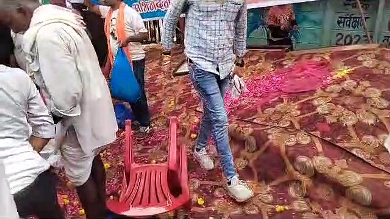 रक्षामंत्री के स्वागत में बना फोरजीरो चौराहे पर मंच, उनके आने से पहले टूटा