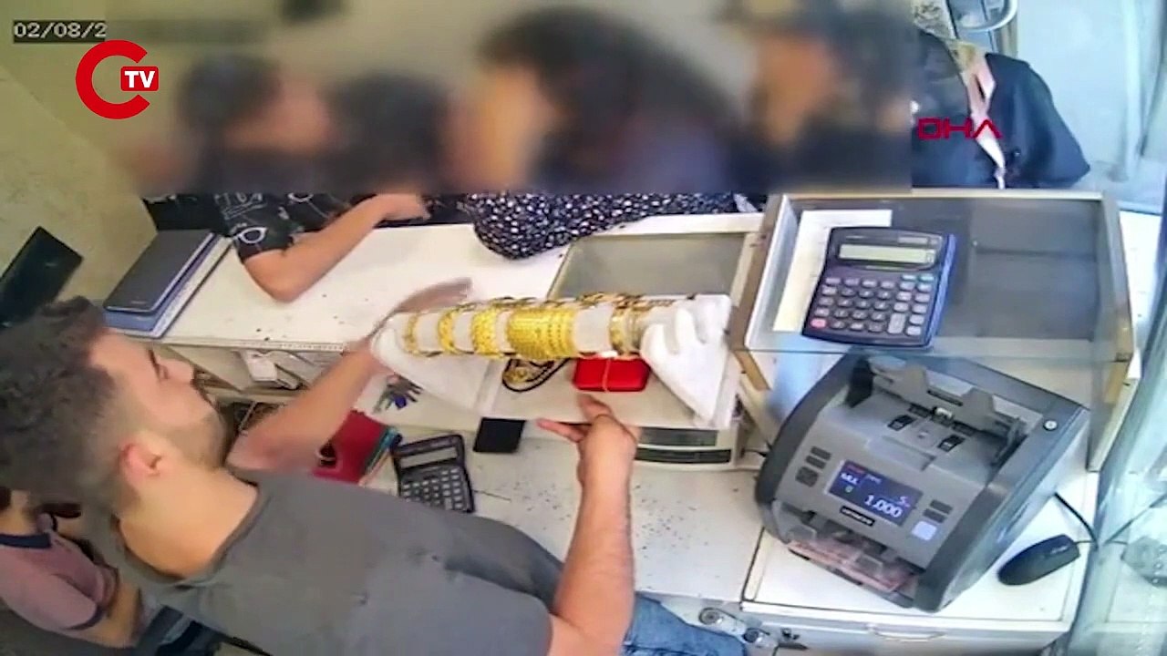 Kuyumcudan hem hırsızlık hem de alışveriş yaptı; o anlar kamerada
